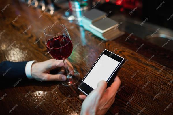 Des applications mobiles existent pour les passionnés de vin et pour ceux qui souhaitent développer leurs connaissances dans l'univers du vin